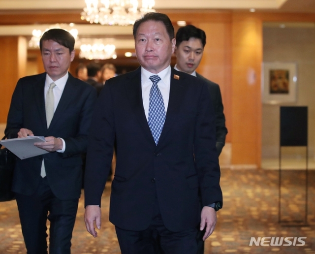 ▲ 기시다 총리와의 간담회 참석하는 최태원 회장 ⓒ뉴시스