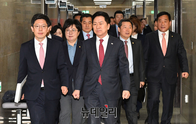 ▲ 김기현 국민의힘 대표와 지도부가 지난 4월17일 오전 국회에서 열린 최고위원회의에 참석하기 위해서 입장하고 있다.ⓒ이종현 기자