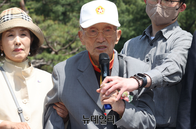 ▲ 탈북 국군포로 김성태 어르신 등이 북한 김정은을 상대로 한 손해배상 소송 1심재판이 열린 8일 오전 서울 서초구 중앙지법 앞에서 발언하고 있다. ⓒ정상윤 기자