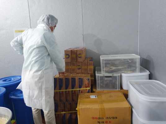 ▲ 대전시 관계자가 학교급식 공동구매 선정업체에서 식재료 안전 검사를 실시하고 있다.ⓒ대전시