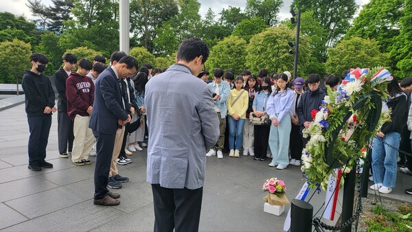 ▲ 대전 동신과학고 1·2학년 159명의 학생이 워싱턴 한국전 참전용사 비에 헌화, 묵념하는 행사를 통해 대한민국을 수호하기 위해 한국전쟁에 참전했던 미국군에 감사하는 마음을 표하며‘자유는 공짜가 아니다’는 값진 교훈을 생각해보는 시간을 가졌다.ⓒ동신과학고