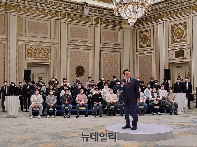 ▲ 윤석열 대통령이 지난해 12월 20일 오후 청와대 영빈관에서 청년 200여 명과 연금·노동·교육 3대 개혁을 주제로 간담회를 가졌다. ⓒ강승규 대통령실 시민사회수석 페이스북