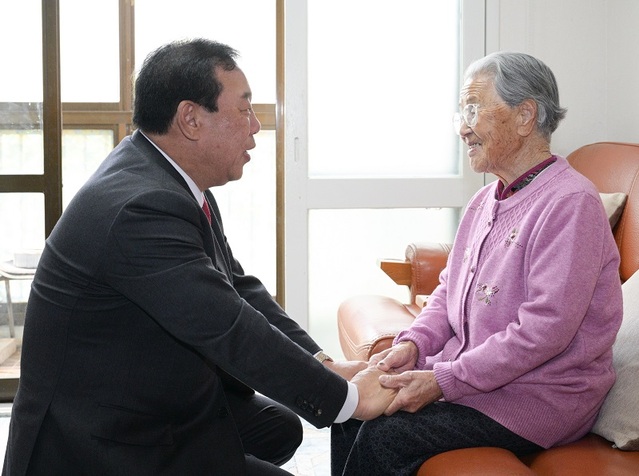 ▲ 최민호 세종시장이 8일 제51회 어버이날을 맞아 110세의 최고령인 연광순 씨를 직접 방문해 인사를 하고 있다.ⓒ세종시