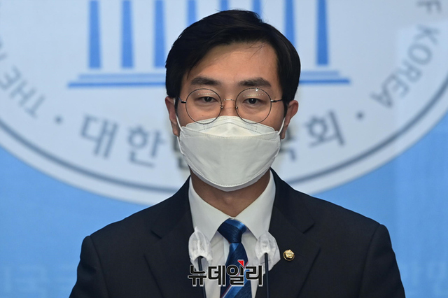 ▲ 장경태 더불어민주당 의원이 2022년5월9일 오후 서울 여의도 국회 소통관에서 열린 원희룡 국토교통부 후보자 인사청문경과보고서 관련 기자회견에서 발언을 하고 있다.ⓒ뉴데일리DB