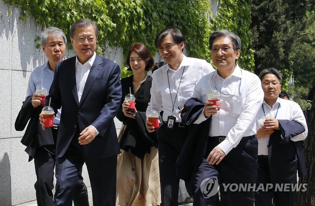 ▲ 문재인 전 대통령이 2019년 5월10일 오후 서울 종로구 삼청동에서 김수현 정책실장, 고민정 대변인, 조국 민정수석, 노영민 비서실장, 강기정 정무수석과 산책을 하고 있다. ⓒ연합뉴스