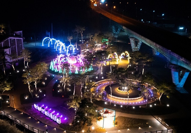 ▲ 괴강불빛공원의 화려한 야간경관.ⓒ괴산군