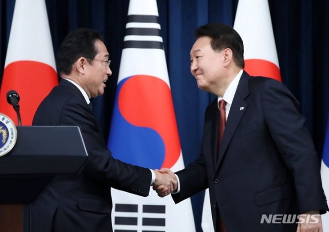 ▲ 윤석열 대통령과 기시다 후미오 일본 총리가 7일 서울 용산 대통령실 청사에서 공동기자회견을 마친 뒤 악수하고 있다. ⓒ뉴시스
