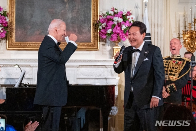 ▲ 미국을 국빈 방문 중인 윤석열 대통령이 4월 26일(현지시간) 워싱턴DC 백악관에서 열린 국빈만찬을 마친 뒤 싱어송라이터 돈 맥클린의 '아메리칸 파이'를 부르고 있다. (공동취재) ⓒ뉴시스