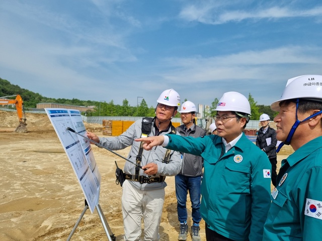 ▲ 김학홍 행정부지사가 ‘대한민국 안전대전환 집중안전점검’의 일환으로 경북도청 신도시에 위치한 경상북도인재개발원 이전건립 현장 안전관리 실태 점검을 실시했다.ⓒ경북도