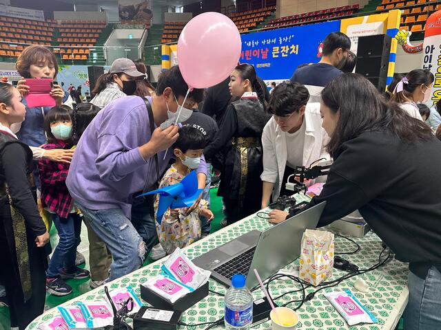 ▲ 한국폴리텍대학 로봇캠퍼스는 지난 5일 어린이날을 맞아 영천시(시장 최기문)에서 개최한 ‘제101회 어린이날 큰잔치’ 행사에 참여했다.ⓒ영천시