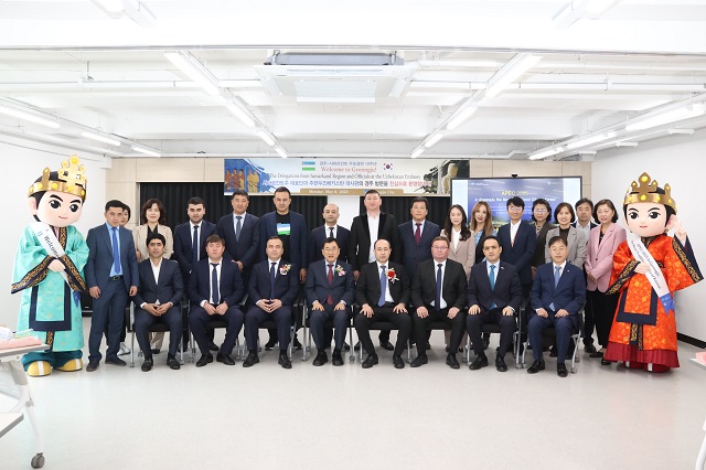 ▲ 주낙영 시장은 8일 라흐마노브 자수르 우바이둘로에비치(Rakhmanov Jasur Ubaydulloevich) 사마르칸트주 관광문화재국 부국장을 비롯한 대표단 일행과 관광정책 간담회를 가졌다.ⓒ경주시