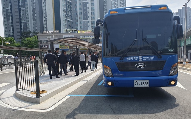 ▲ 두정남부역 환승시설을 이용할 각 대학의 관계자 등이 지난 4일 셔틀버스를 시험 운행하고 있다. ⓒ두정역