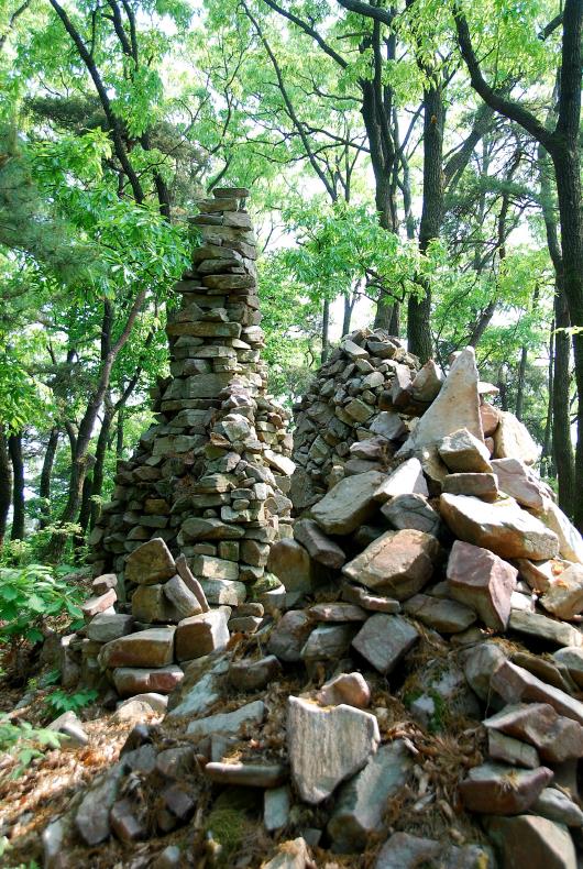 ▲ 구룡산 고스락에서 현암사 가는 길에는 돌탑이 즐비하다.ⓒ진경수 山 애호가