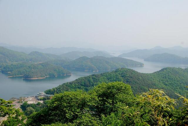 ▲ 현암사에서 바라본 대청호는 다도해를 방불케 한다.ⓒ진경수 山 애호가