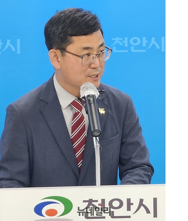 ▲ 최종윤 천안시농업기술센터소장이 9일 시청에서 기자간담회를 하고 있다.ⓒ김정원 기자