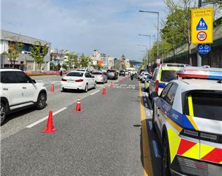 ▲ 대전경찰청 소속 경찰관들이 낮 시간대에 음주운전을 단속하고 있다.ⓒ대전경찰청