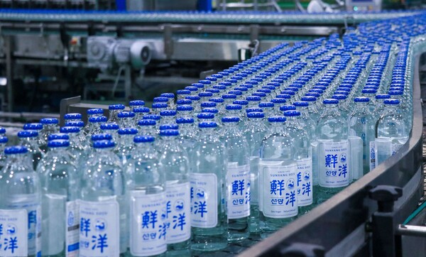 ▲ 창립 50주년을 맞이해 한정물량으로 기획한 ‘선양’ 소주가출시 2개월도 안 돼 초도물량 100만 병 판매 달성 등으로 생산을 확대한다.ⓒ맥키스컴퍼니