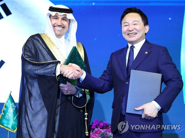 ▲ 원희룡 국토교통부 장관(오른쪽)과 사우디아라비아 살레 빈 나세르 알자세르 교통물류부 장관이 9일 서울 종로구 포시즌스호텔에서 열린 '한-사우디 모빌리티 및 혁신 로드쇼'에서 협력 양해각서(MOU)를 체결한 뒤 악수하고 있다.ⓒ연합뉴스