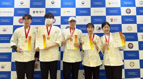 ▲ 대전과학기술대 외식조리 제빵계열학생들이  ‘2023 대한민국 챌린저컵 국제요리경연대회’에 참가해 금상을 받았다.ⓒ대전과학기술대
