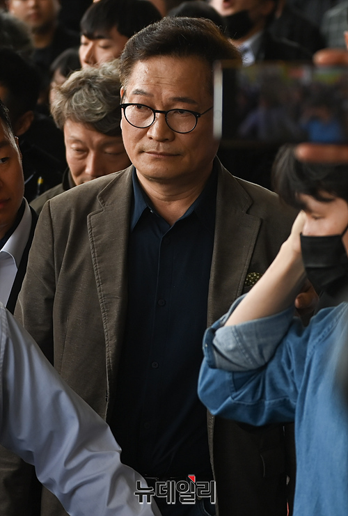 ▲ 더불어민주당 '2021년 전당대회 돈봉투 의혹'의 핵심 피의자로 지목된 송영길 전 민주당 대표가 지난 2일 오전 서울중앙지검으로 자진출석한 직후 로비에서 발걸음을 돌리고 있다. ⓒ서성진 기자