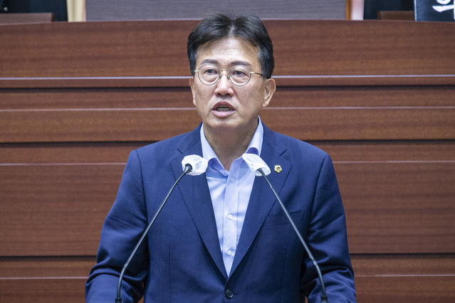 ▲ 이철식 의원(경산)은 지난 9일 제339회 경상북도의회 제2차 임시회 본회의 5분 자유발언에 나서 축사입지 갈등해결을 위한 경북도 차원의 관리규정을 마련하고 실질적 지원방안을 조속히 시행할 것을 강력히 촉구했다.ⓒ경북도의회