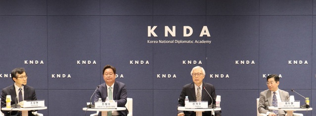 ▲ 국립외교원이 9일 오후 국립외교원 외교타운에서 '기시다 총리의 방한과 한일관계' 라운드테이블을 개최했다. (왼쪽부터) 사회를 맡은 조양현 일본연구센터 책임교수, 발제를 맡은 진창수 세종연구소 일본연구센터장, 신각수 전 주일대사, 차두현 아산정책연구원 수석연구위원. ⓒ국립외교원 제공