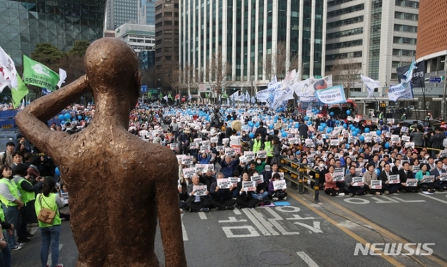 ▲ 더불어민주당 이재명 대표와 박홍근 원내대표가 3월 11일 서울광장 인근에서 한일역사정의평화행동, 더불어민주당 등 주최로 열린 '강제동원 굴욕해법 강행 규탄! 일본의 사죄 촉구! 2차 범국민대회'에서 참석자들과 구호를 외치고 있다. ⓒ뉴시스