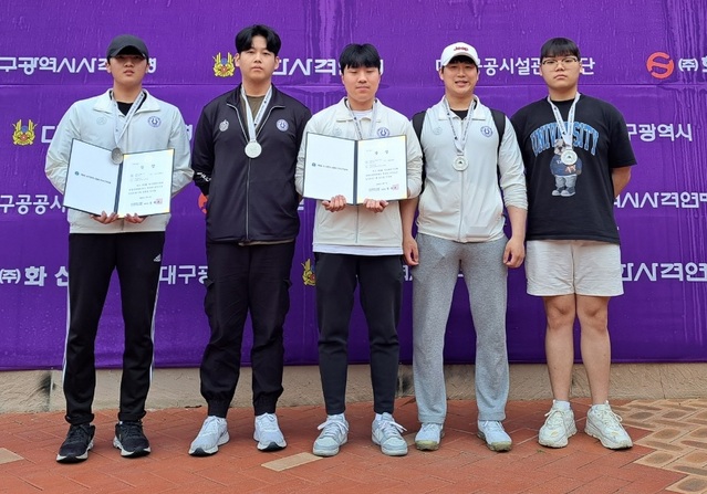 ▲ 청주대학교 사격부가 제6회 대구시장배 전국 사격대회에서 금메달 1개와 은메달 2개, 동메달 3개를 획득한 가운데, 김두연, 김영상, 문 혁, 김태경, 유성혁(왼쪽부터)이 기념촬영을 하고 있다.ⓒ청주대