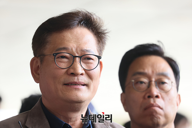 ▲ 더불어민주당 '2021년 전당대회 돈봉투 의혹'의 핵심 피의자로 지목된 송영길 전 민주당 대표가 2일 오전 서울중앙지검으로 자진출석하고 있다. 검찰은 조사 일정이 잡히지 않았다며 청사 로비에서 송 전 대표를 돌려보냈다. ⓒ서성진 기자