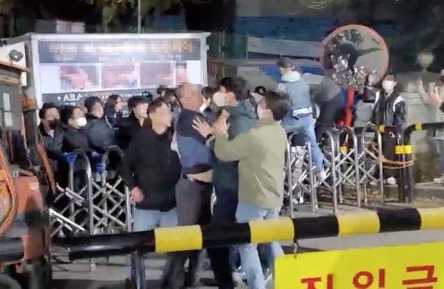 ▲ 지난 24일 저녁 쿠팡 용인 캠프 앞에서 민주노총 택배노조원들이 캠프 강제진압을 시도하며, 이를 막는 CLS직원들과 배송기사 등 5명을 폭행했다.(사진=독자 제공) ⓒ뉴시스