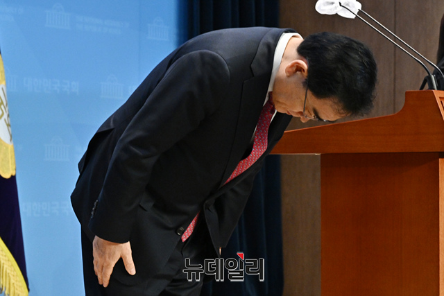 ▲ 태영호 국민의힘 최고위원이 10일 오전 국회 소통관에서 최고위원직 자진 사퇴 기자회견을 하고 있다. ⓒ이종현 기자