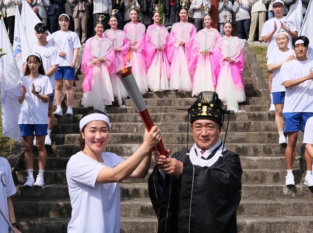 ▲ ‘제62회 충북도민체육대회’를 밝힐 성화가 충북 영동군 난계사에서 채화됐다.ⓒ영동군