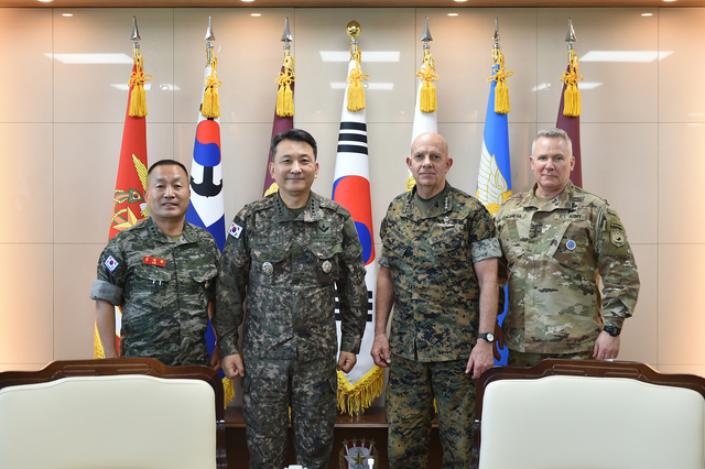 ▲ 5월 10일 합참 청사에서 김승겸 합참의장(왼쪽 두번째), 데이비드 버거 美해병대사령관(오른쪽 두번째), 러캐머라 한미연합군사령관(오른쪽 첫번째), 김계환 韓해병대사령관(왼쪽 첫번째)이 한미 군 관계관들이 양국 간 공조 및 상호 협력증진 방안에 대해 논의하고, 기념촬영을 하고 있다. ⓒ합동참모본부