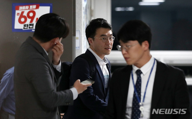 ▲ 코인 보유 논란에 휩싸인 김남국 더불어민주당 의원이 지난 9일 오후 서울 여의도 국회 의원회관에서 이동하고 있다. ⓒ뉴시스