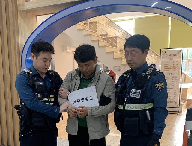 ▲ 논산시가 지난 9일 민원실 긴급상황 대비 모의훈련을 하고 있다.ⓒ논산시