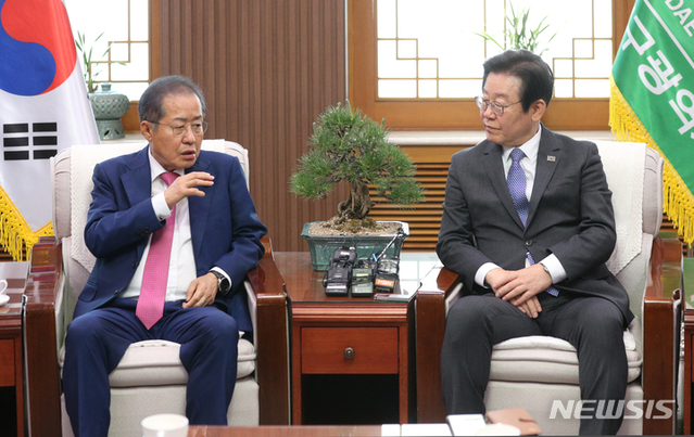 ▲ 이재명 더불어민주당 대표가 10일 오후 대구시청 산격청사를 찾아 홍준표 대구시장과 면담하고 있다. ⓒ뉴시스