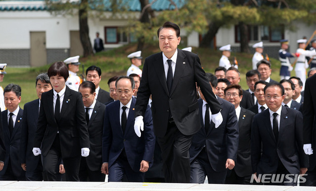 ▲ 윤석열 대통령이 정부 출범 1주년인 10일 오전 서울 동작구 국립서울현충원을 찾아 참배하기 위해 현충탑으로 향하고 있다. ⓒ뉴시스