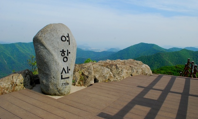 ▲ 사방이 훤하게 트인 여항산 고스락.ⓒ진경수 山 애호가