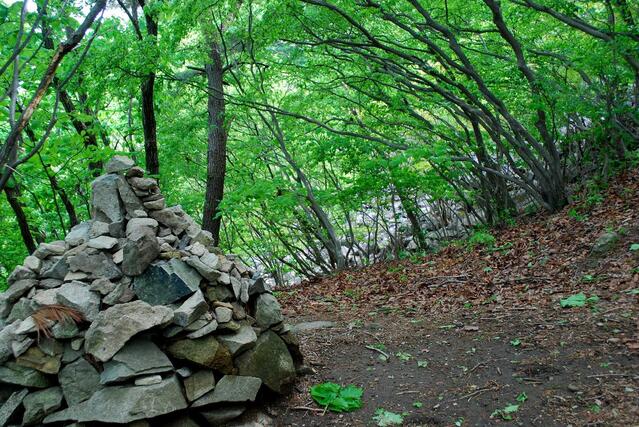 ▲ 코 바위에서 0.3㎞을 오르면 만나는 돌탑 쉼터.ⓒ진경수 山 애호가