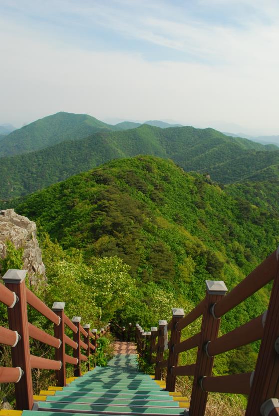 ▲ 여항산 고스락을 오르면서 돌아본 계단과 서북산 산등성이.ⓒ진경수 山 애호가