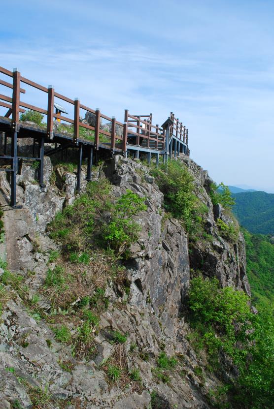 ▲ 곧추선 암봉의 여항산 고스락.ⓒ진경수 山 애호가