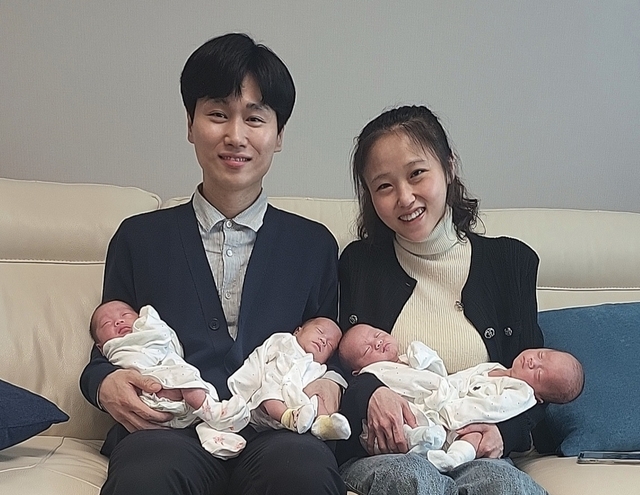 ▲ SK온 송리원PM(왼쪽)과 아내 차지혜 씨. 왼쪽부터 설록, 리지, 록시, 비전. ⓒSK온 제공