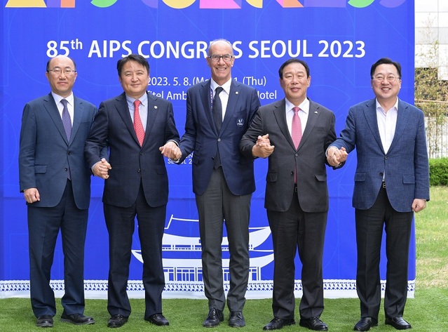 ▲ 충청권 4개 시도지사가 10일 서울 잠실 소피텔 앰배서더 호텔에서 열린 '2023 세계체육기자연맹(AIPS) 총회'에 참석해 기념촬영을 하고 있다. 왼쪽부터 김기영 충남도 행정부지사, 김영환 충북도지사, 레온즈 에더 국제대학스포츠연맹(FISU) 회장대행, 최민호 세종시장, 이장우 대전시장.ⓒ세종시