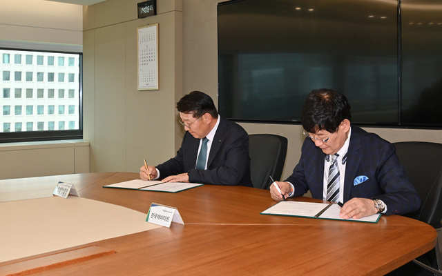 ▲ (왼쪽부터) 아세아시멘트·한라시멘트 임경태 대표이사, 한국해비타트 윤형주 이사장ⓒ아세아시멘트·한라시멘트