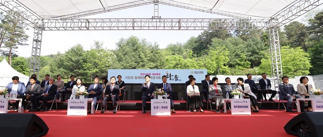 ▲ 천안시의회가 10일 시청 풀무리극장에서 개최한 시민과 함께하는 토크콘서트 ‘화(話)음(音)’.ⓒ천안시의회