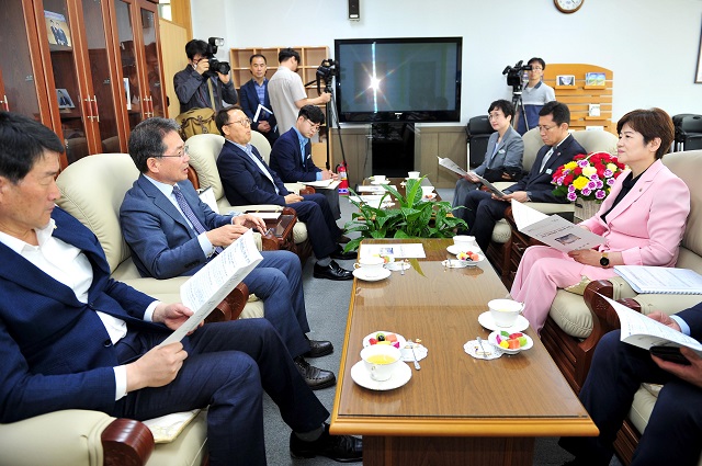 ▲ 김진열 군위군수와 강은희 대구시교육감은 군위군의 대구 편입을 앞두고, 지역의 교육현안에 대해 논의하는 시간을 가졌다.ⓒ군위군