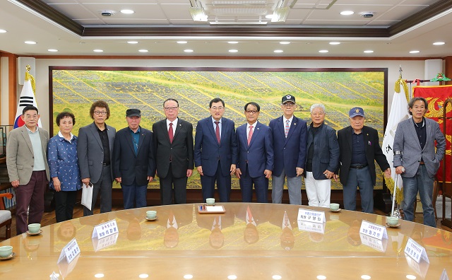 ▲ 주낙영 시장과 구명회 보훈단체협의회장 등 10여 명이 9일 시청 대외협력실에서 간담회 후 기념촬영을 하고 있다.ⓒ경주시