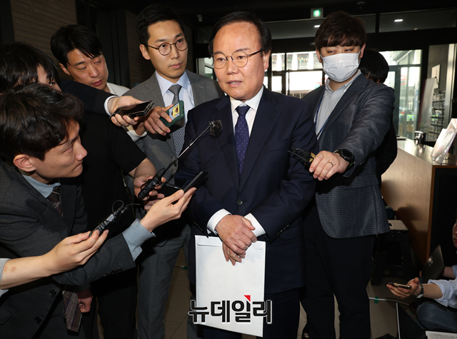 ▲ 김재원 국민의힘 최고위원이 8일 오후 서울 여의도 국민의힘 중앙당사에서 열린 중앙윤리위원회에 출석에 앞서 기자들의 질문에 답하고 있다. ⓒ이종현 기자