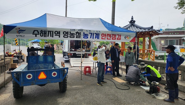 ▲ 충남 부여군농업기술센터가 지난 10~11일 나령2리 마을회관에서 은산면 주민들을 대상으로 농업기계 수리·정비 서비스 지원하고 있다.ⓒ부여군