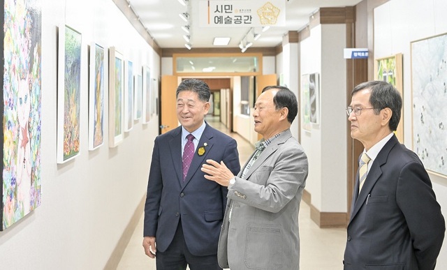 ▲ 윤구병 공주시의회 의장이 11일 의회 시민예술공간에서 의원들과 함께 작품을 감상하고 있다.ⓒ공주시의회